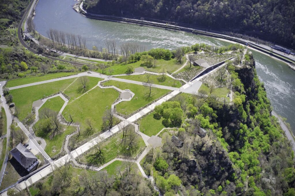 Der Loreley Felsen von oben, mit Blick auf den Rhein