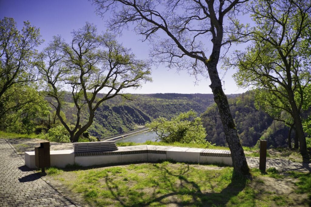 Einer der Aussichtspunkte im Landschaftspark auf dem Loreley Felsen