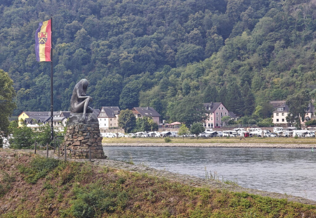 Die Loreley Statue am Rhein