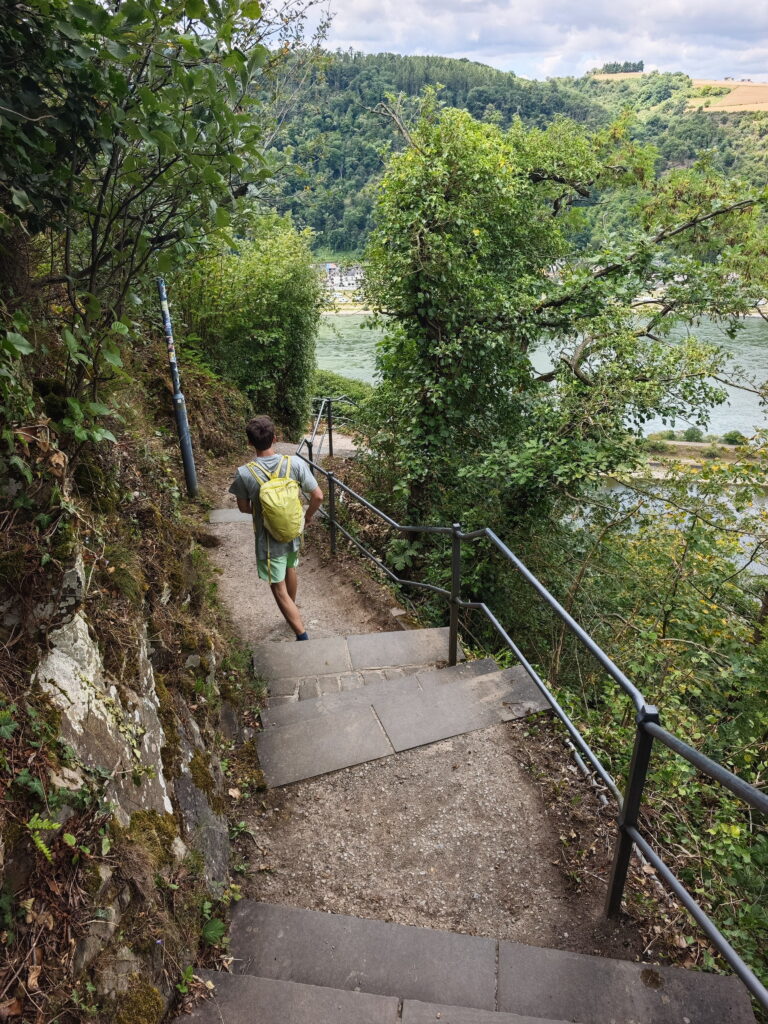 Loreley Wanderung - über den Treppenweg kommst du am schnellsten vom Rhein hinauf zum Aussichtspunkt